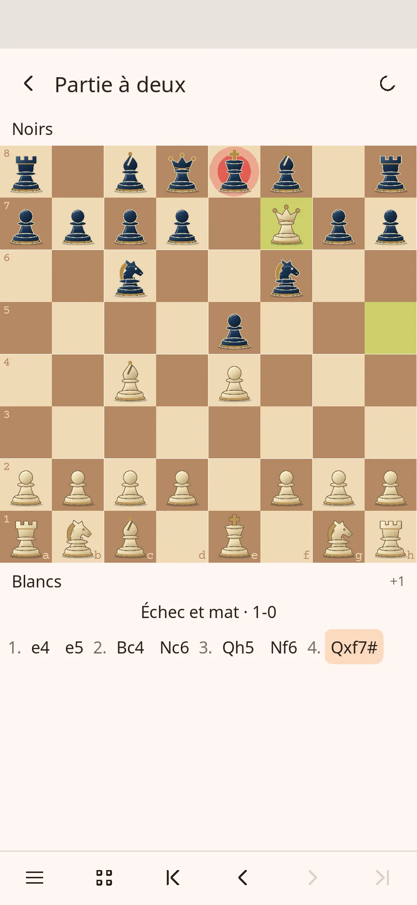 Partie terminée par le mat du berger : la dame blanche, collée au roi noir, le met en échec, marqué en rouge ; sous l’échiquier, « Échec et mat » et la liste des coups.