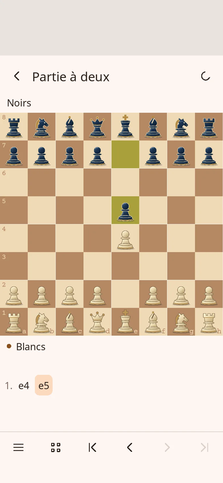 Partie à deux sur téléphone, thème clair : échiquier beige et brun, pièces ivoire en bas et bleu nuit en haut, liste des coups sous l’échiquier.